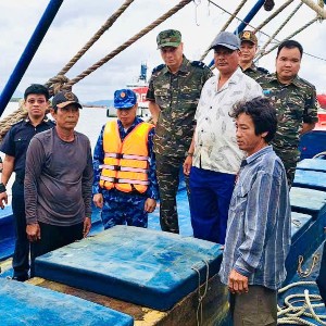 Tàu cá vận chuyển dầu không rõ nguồn gốc bị phát hiện, bắt giữ.