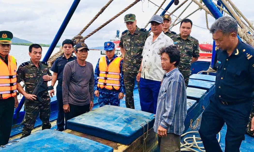 Tàu cá vận chuyển dầu không rõ nguồn gốc bị phát hiện, bắt giữ.