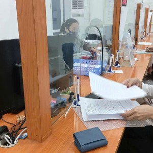 Người lao động hưởng chế độ về bảo hiểm thất nghiệp. Ảnh: Nhật Dương.