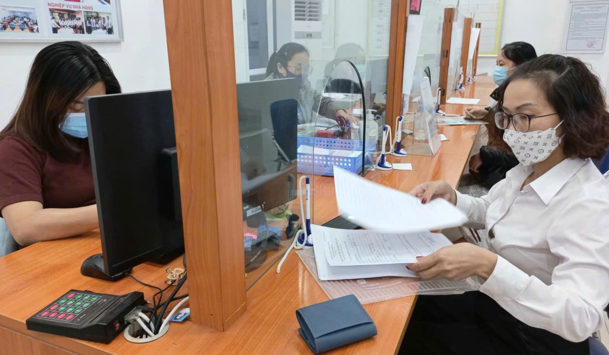Người lao động hưởng chế độ về bảo hiểm thất nghiệp. Ảnh: Nhật Dương.