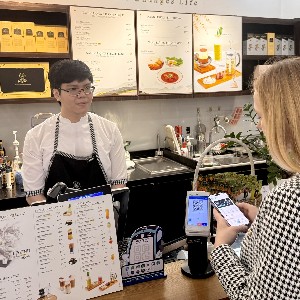 Du khách Singapore có thể quét mã VietQR để thanh toán tại Việt Nam mà không cần đổi tiền mặt.