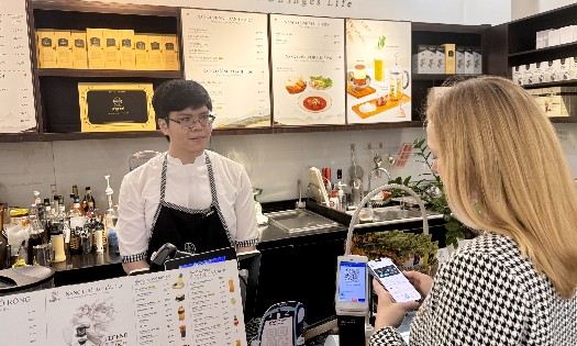 Du khách Singapore có thể quét mã VietQR để thanh toán tại Việt Nam mà không cần đổi tiền mặt.