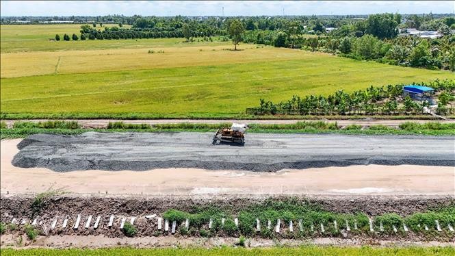 Một đoạn cao tốc Châu Đốc - Cần Thơ - Sóc Trăng. Ảnh: TTXVN