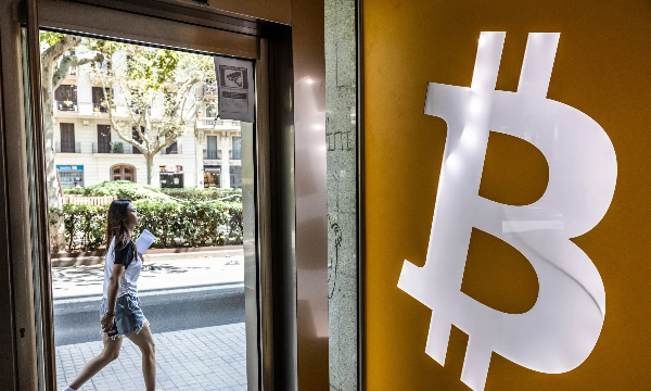 Giá bitcoin trượt xuống mức thấp nhất gần 2 năm