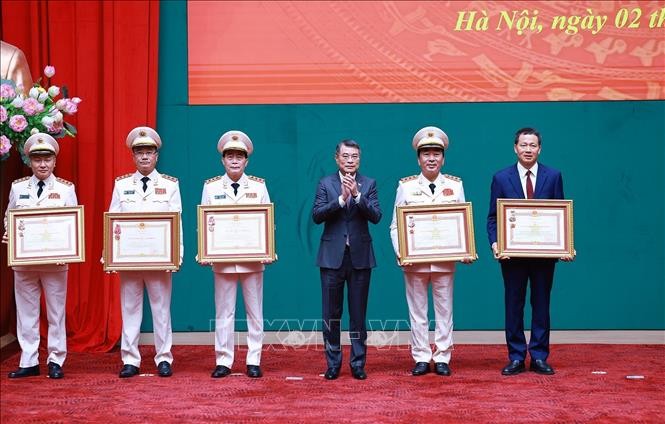 Thủ tướng Lê Minh Hưng trao Huân chương Quân công hạng Nhất và Huân chương Lao động hạng Ba cho các cá nhân có thành tích xuất sắc. Ảnh: TTXVN.