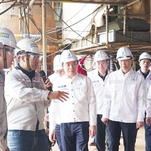 Chủ tịch HĐTV Petrovietnam Lê Ngọc Sơn kiểm tra công trường Dự án giàn CPP Lô B. Ảnh: Petrovietnam.