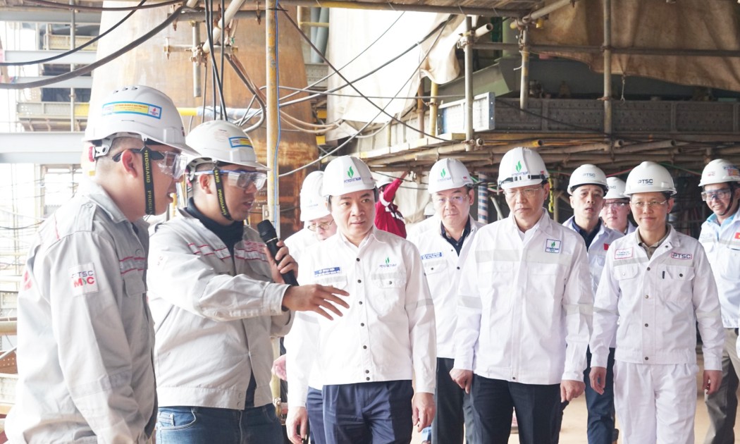 Chủ tịch HĐTV Petrovietnam Lê Ngọc Sơn kiểm tra công trường Dự án giàn CPP Lô B. Ảnh: Petrovietnam.
