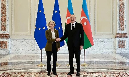 Ngày 1/7, Chủ tịch Ủy ban châu Âu Ursula von der Leyen (trái) đã có cuộc hội đàm với Tổng thống Azerbaijan Ilham Aliyev (phải) tại Baku, mở đầu chuyến thăm kéo dài hai ngày tới khu vực Nam Kavkaz. Ảnh: President.az