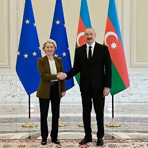 Ngày 1/7, Chủ tịch Ủy ban châu Âu Ursula von der Leyen (trái) đã có cuộc hội đàm với Tổng thống Azerbaijan Ilham Aliyev (phải) tại Baku, mở đầu chuyến thăm kéo dài hai ngày tới khu vực Nam Kavkaz. Ảnh: President.az