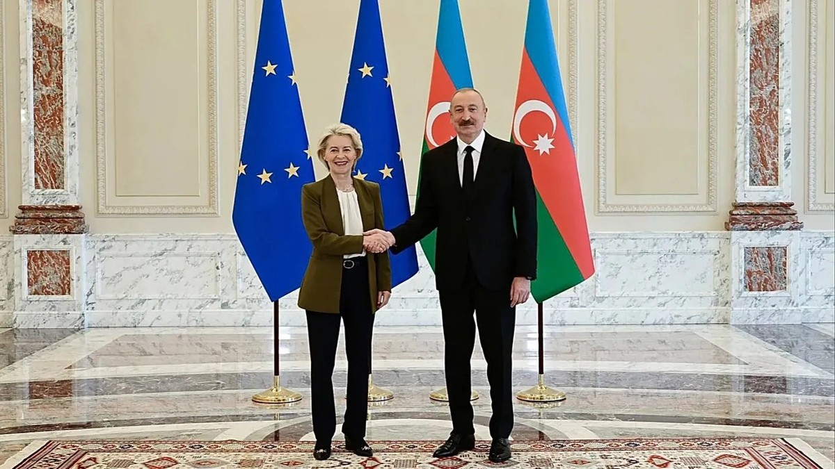 Ngày 1/7, Chủ tịch Ủy ban châu Âu Ursula von der Leyen (trái) đã có cuộc hội đàm với Tổng thống Azerbaijan Ilham Aliyev (phải) tại Baku, mở đầu chuyến thăm kéo dài hai ngày tới khu vực Nam Kavkaz. Ảnh: President.az