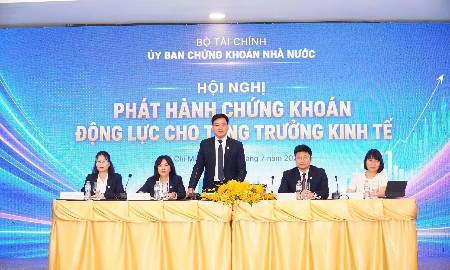 Hội nghị có sự tham dự của lãnh đạo UBCKNN cùng đại diện các bộ, ngành, địa phương, sở giao dịch chứng khoán, doanh nghiệp và các tổ chức hoạt động trên thị trường vốn