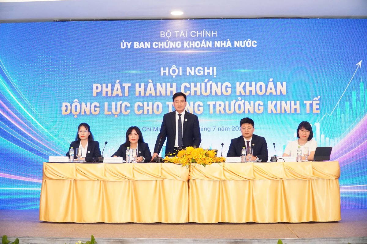 Hội nghị có sự tham dự của lãnh đạo UBCKNN cùng đại diện các bộ, ngành, địa phương, sở giao dịch chứng khoán, doanh nghiệp và các tổ chức hoạt động trên thị trường vốn