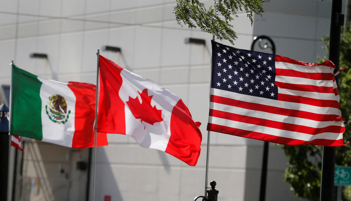 Cờ Mexico, Canada và Mỹ - Ảnh: Reuters