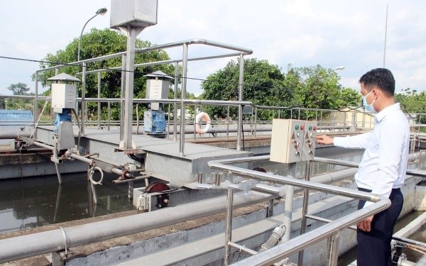 Thành phố yêu cầu các dự án đầu tư, cơ sở sản xuất, kinh doanh, dịch vụ thuộc đối tượng áp dụng chủ động rà soát quy mô, lưu lượng, công suất và yêu cầu trong giấy phép môi trường; xây dựng kế hoạch và bố trí nguồn lực đầu tư hệ thống quan trắc tự động, liên tục bảo đảm hoàn thành đúng thời hạn. Ảnh minh họa