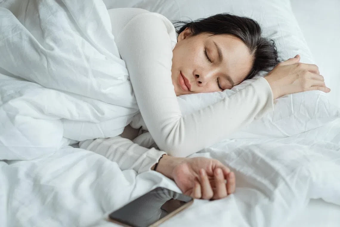 Việc ngủ quá nhiều hay ngủ trưa quá lâu cũng có thể làm tổn thương gan.