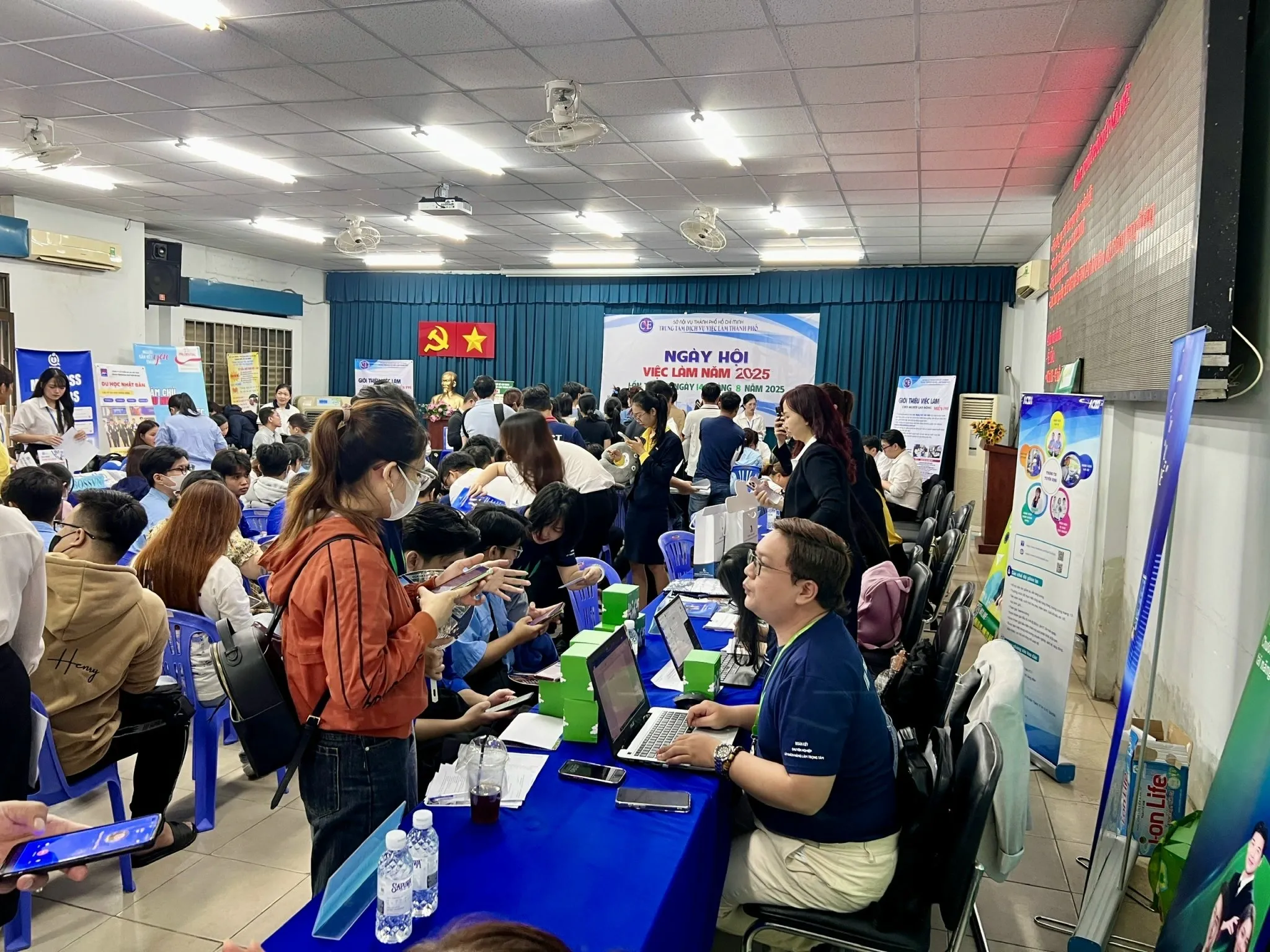 Ứớc tính Việt Nam hiện có khoảng 33 triệu lao động phi chính thức và con số này được dự báo sẽ tiếp tục gia tăng trong thời gian tới. Ảnh minh họa