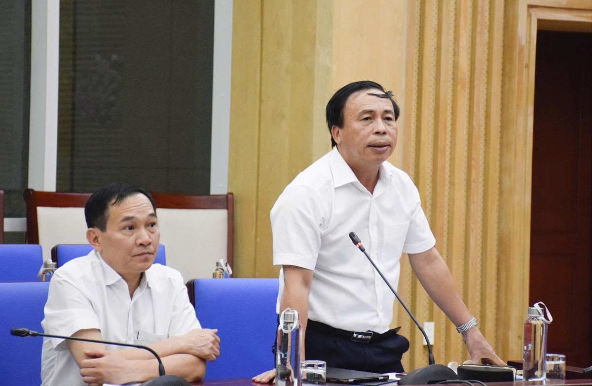 Giám đốc Sở Công Thương Nghệ An Phạm Văn Hóa báo cáo các khó khăn, vướng mắc liên quan đến các dự án thủy điện