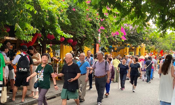 Thương mại và dịch vụ tiêu dùng sôi động, tạo động lực bứt phá cho nền kinh tế
