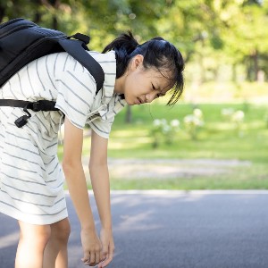 Phần lớn trường hợp cong vẹo cột sống học đường là vô căn và tăng theo độ tuổi.