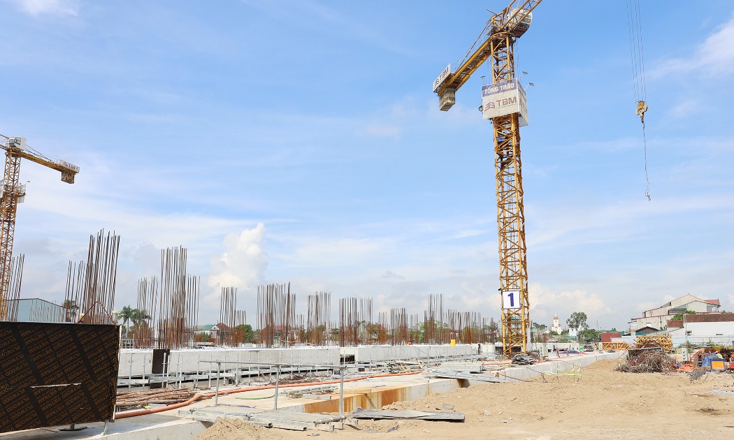 Công trường thi công hạ tầng kỹ thuật tại dự án Khu đô thị ven sông Vinh