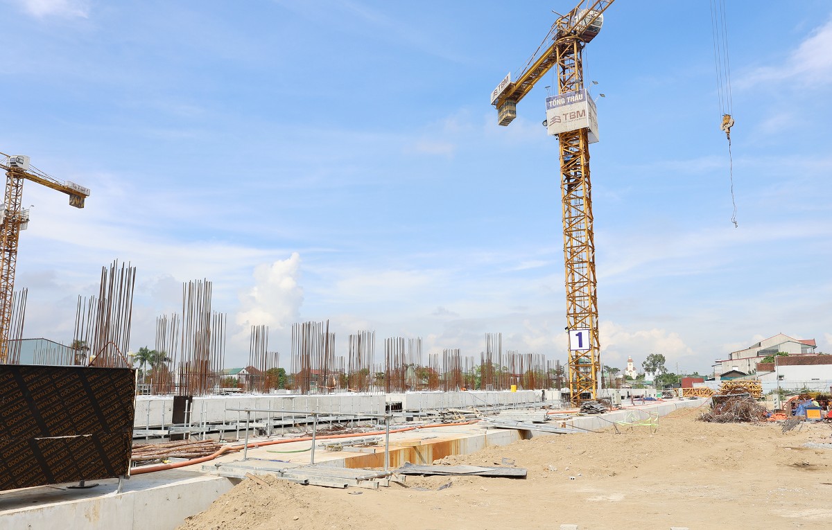 Công trường thi công hạ tầng kỹ thuật tại dự án Khu đô thị ven sông Vinh