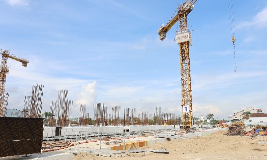 Công trường thi công hạ tầng kỹ thuật tại dự án Khu đô thị ven sông Vinh