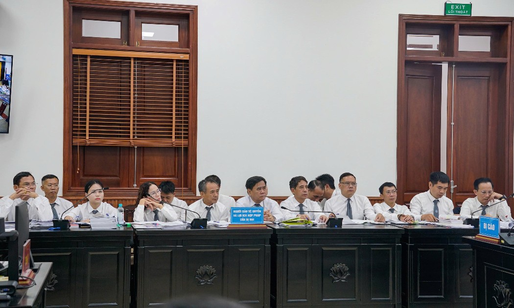 Các luật sư tham gia tố tụng tại phiên tòa phúc thẩm. Ảnh: Như Nguyệt.