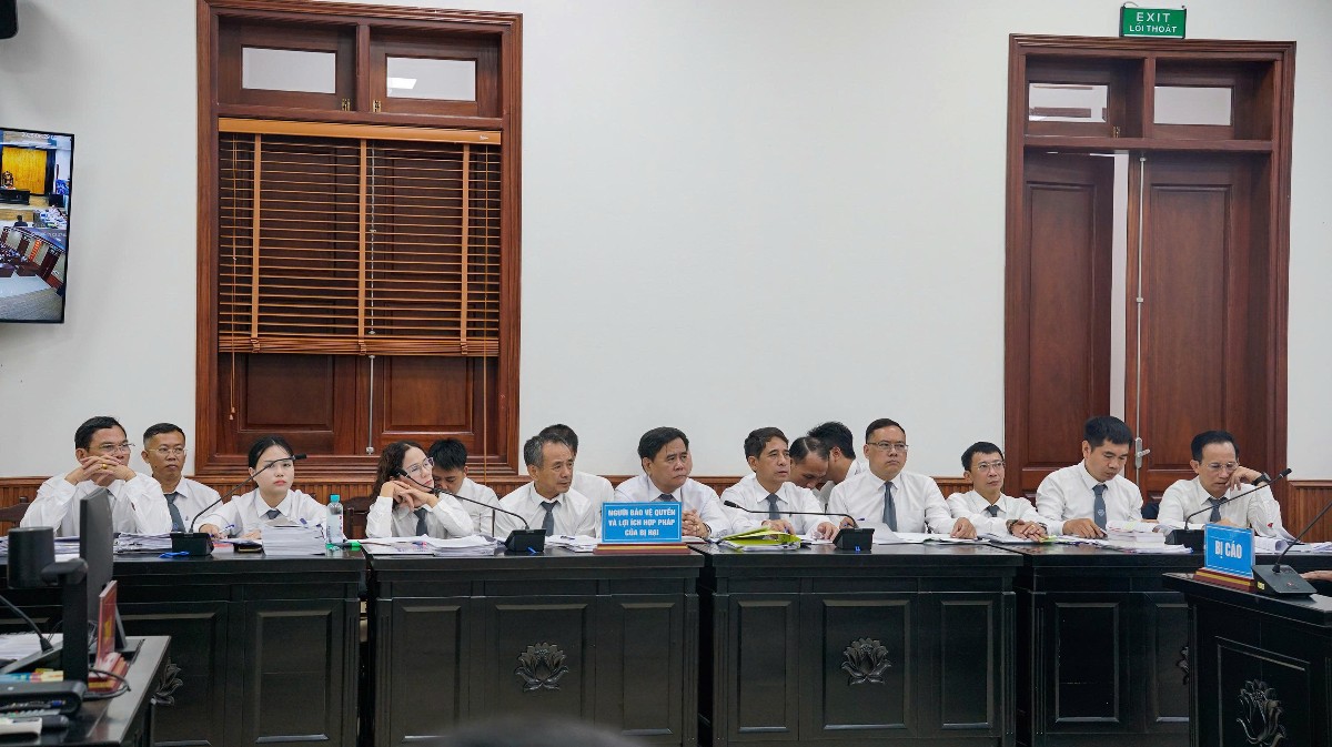 Các luật sư tham gia tố tụng tại phiên tòa phúc thẩm. Ảnh: Như Nguyệt.