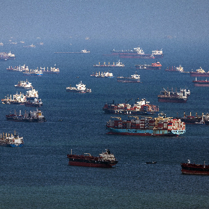 Tàu container và tàu chở hàng rời ngoài khơi Singapore tháng 2/2024 - Ảnh: Bloomberg.