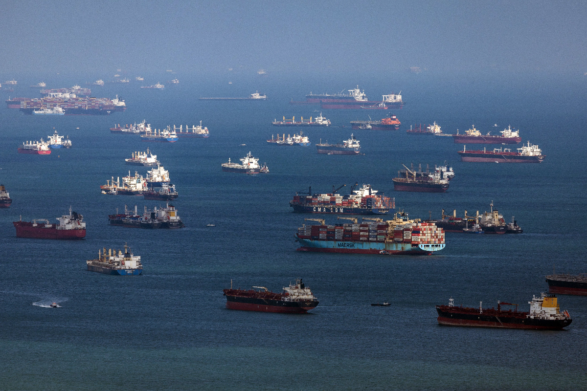 Tàu container và tàu chở hàng rời ngoài khơi Singapore tháng 2/2024 - Ảnh: Bloomberg.