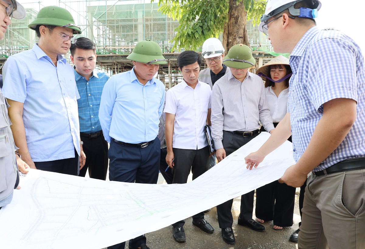 Phó Chủ tịch UBND tỉnh Nghệ An Hoàng Phú Hiền kiểm tra tại dự án Khu đô thị tại phường Cửa Nam, thành phố Vinh (cũ), nay thuộc phường Thành Vinh