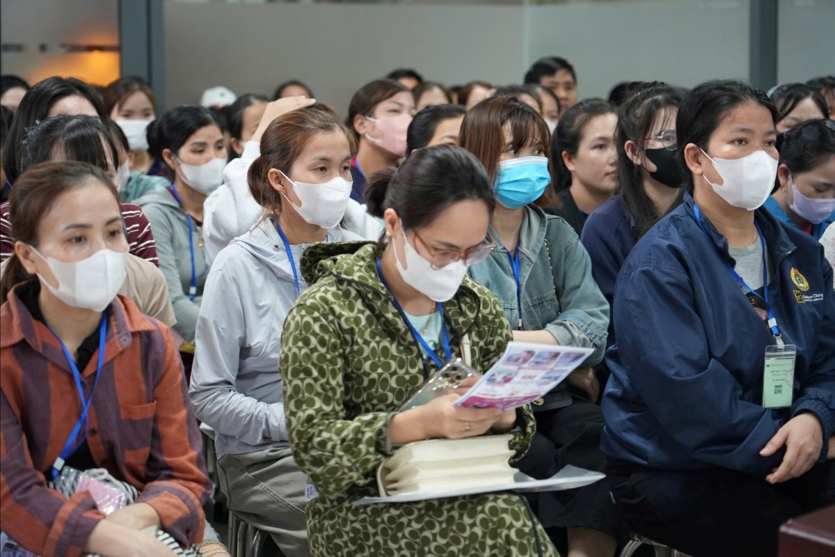 Người lao động đang hưởng trợ cấp thất nghiệp tại Nghệ An tham gia phiên giao dịch việc làm. Ảnh: Mỹ Hà