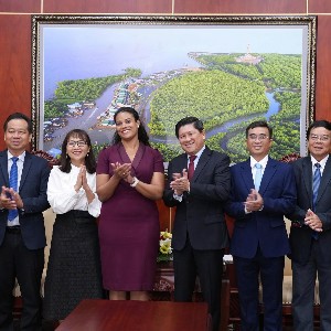 Phó Chủ tịch UBND tỉnh Cà Mau Lê Văn Sử cùng lãnh đạo các sở, ngành có buổi chào xã giao với bà Raïssa Marteaux, Tổng Lãnh sự Vương quốc Hà Lan tại Thành phố Hồ Chí Minh. Ảnh: Đại sứ quán Hà Lan tại Việt Nam