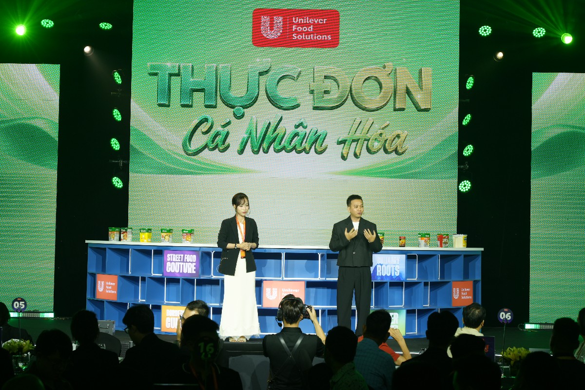 Đại diện Công ty Nghiên cứu thị trường Ipsos Việt Nam và Unilever Food Solutions chia sẻ về 4 xu hướng trong ngành F&B. Theo đó, để giải bài toán tiêu tốn thời gian, công sức và chi phí khi nấu các món ăn này, đội ngũ chef team của UFS đã giới thiệu các giải pháp kỹ thuật tối ưu tại sự kiện.