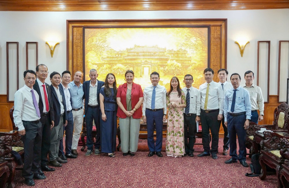 Lãnh đạo thành phố Huế cùng đoàn đại biểu thành phố Cergy (Cộng hòa Pháp) chụp ảnh lưu niệm