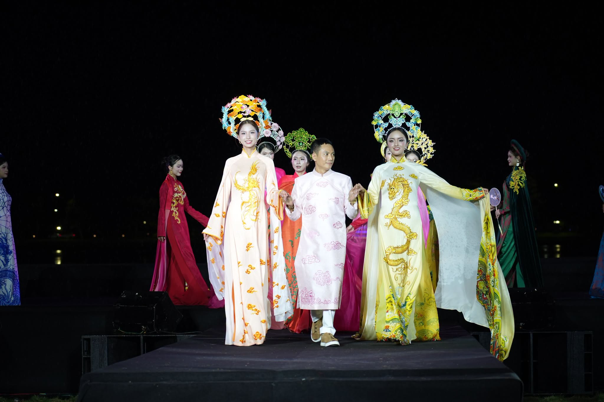 Những bước catwalk mềm mại tôn lên vẻ đẹp thanh lịch của tà áo dài Việt Nam.