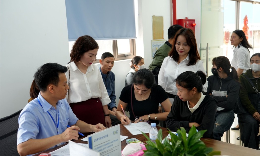 Người lao động tại Nghệ An đang hưởng trợ cấp thất nghiệp được tư vấn về các chương trình đào tạo, bồi dưỡng, nâng cao kỹ năng nghề nhằm duy trì việc làm lâu dài. Ảnh: Mỹ Hà
