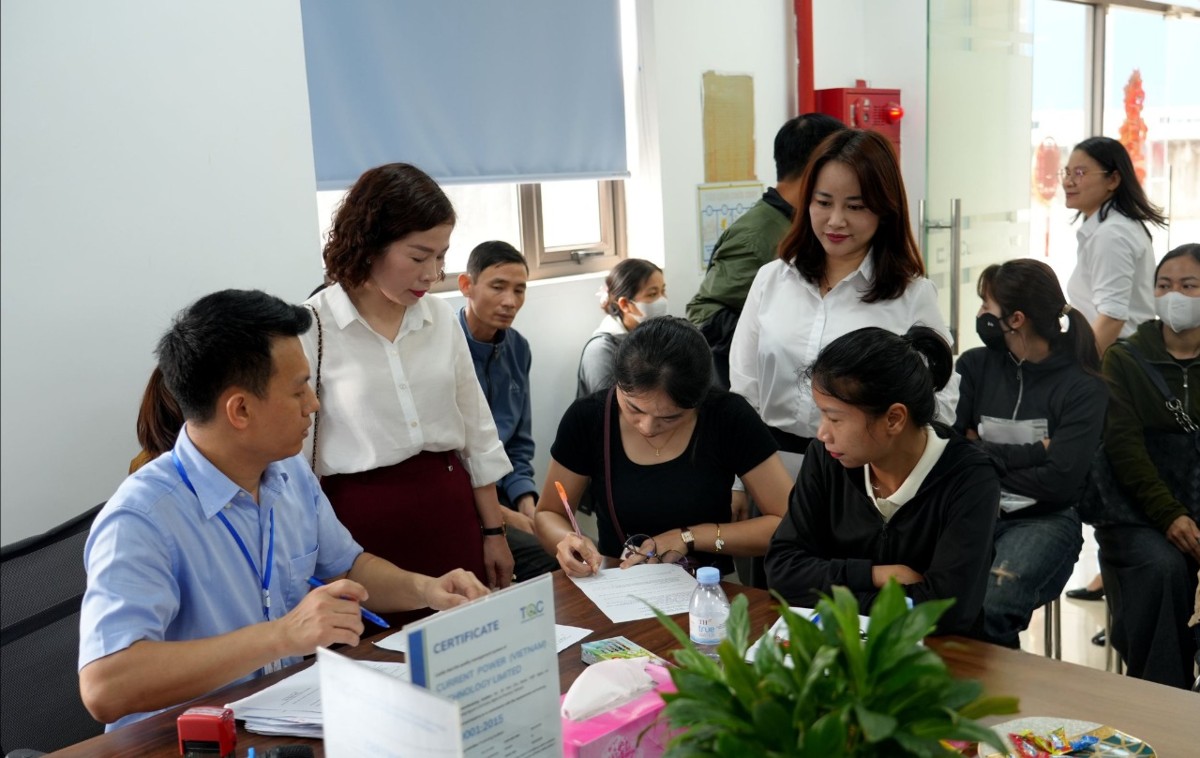 Người lao động tại Nghệ An đang hưởng trợ cấp thất nghiệp được tư vấn về các chương trình đào tạo, bồi dưỡng, nâng cao kỹ năng nghề nhằm duy trì việc làm lâu dài. Ảnh: Mỹ Hà
