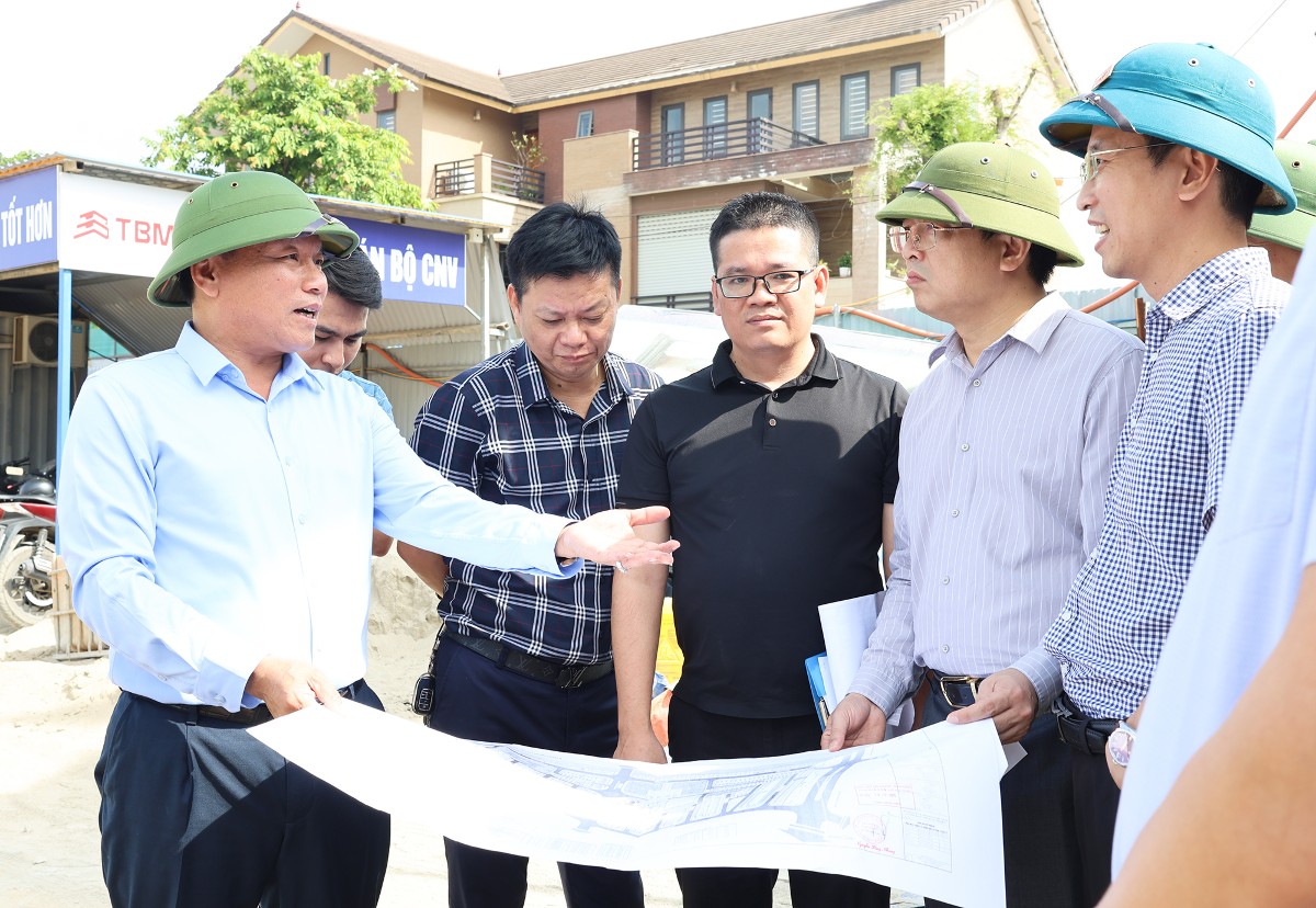 Phó Chủ tịch UBND tỉnh Nghệ An Hoàng Phú Hiền kiểm tra tại dự án Khu đô thị mới Cửa Tiền, phường Vinh Tân, thành phố Vinh (cũ), nay là phường Trường Vinh