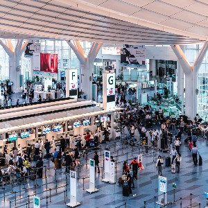 Năm trường hợp có nguy cơ bị tạm dừng xuất cảnh
