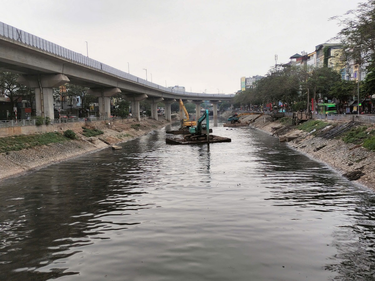 Cải tạo, nạo vét sông Tô Lịch. Ảnh: Hằng Anh