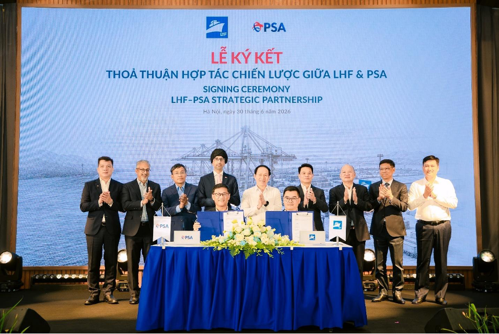 Mr. Nguyen Vinh Hau,&nbsp;General Director of LHF (right) and Mr. Nelson Quek,&nbsp;Regional CEO Southeast Asia, PSA International, at&nbsp;the signing ceremony