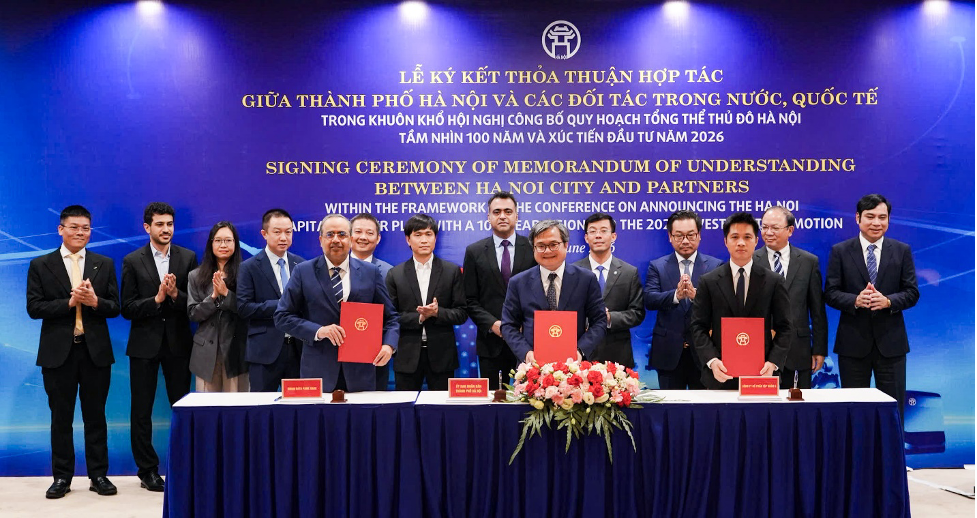 Mr. Truong Viet Dung, Vice Chairman of the Hanoi People's Committee, with representatives of G-Group and OTECH at the MoU signing ceremony.