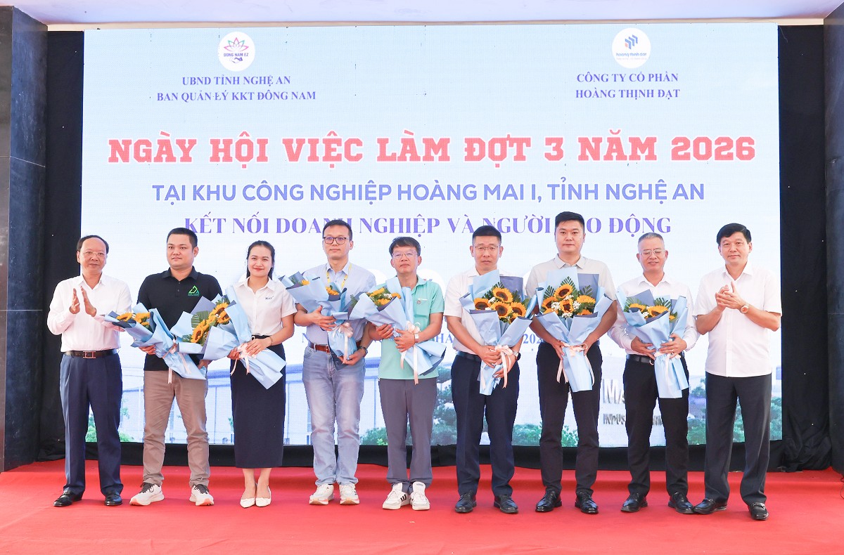 Phó Chủ tịch Thường trực UBND tỉnh Nghệ An Bùi Thanh An và Chủ tịch Liên đoàn Lao động tỉnh Nghệ An Kha Văn Tám tặng hoa cho các doanh nghiệp.