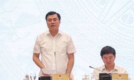 Thứ trưởng Bộ Công Thương Nguyễn Sinh Nhật Tân thông tin về tình hình cung ứng điện mùa nắng nóng - Ảnh: VGP