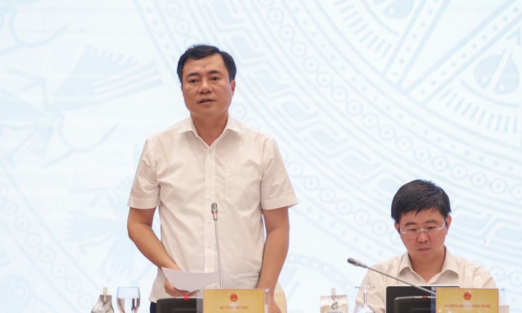 Thứ trưởng Bộ Công Thương Nguyễn Sinh Nhật Tân thông tin về tình hình cung ứng điện mùa nắng nóng - Ảnh: VGP