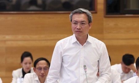 Thiếu tướng Nguyễn Quốc Toản, Chánh Văn phòng, Người phát ngôn Bộ Công an thông tin về công tác đấu tranh với tội phạm lừa đảo hợp đồng kỳ nghỉ - Ảnh: VGP.