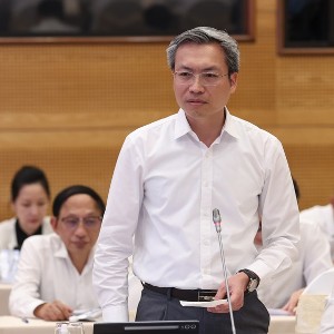 Thiếu tướng Nguyễn Quốc Toản, Chánh Văn phòng, Người phát ngôn Bộ Công an thông tin về công tác đấu tranh với tội phạm lừa đảo hợp đồng kỳ nghỉ - Ảnh: VGP.