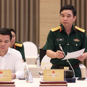 Đại tá Lê Văn Sơn, Phó Cục trưởng Cục Chính sách - Xã hội, Tổng cục Chính trị Quân đội nhân dân Việt Nam, thông tin tại họp báo. Ảnh: VGP/Nhật Bắc.