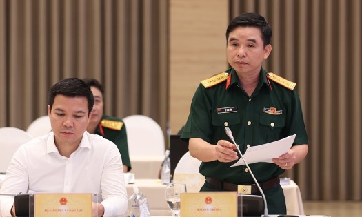 Đại tá Lê Văn Sơn, Phó Cục trưởng Cục Chính sách - Xã hội, Tổng cục Chính trị Quân đội nhân dân Việt Nam, thông tin tại họp báo. Ảnh: VGP/Nhật Bắc.